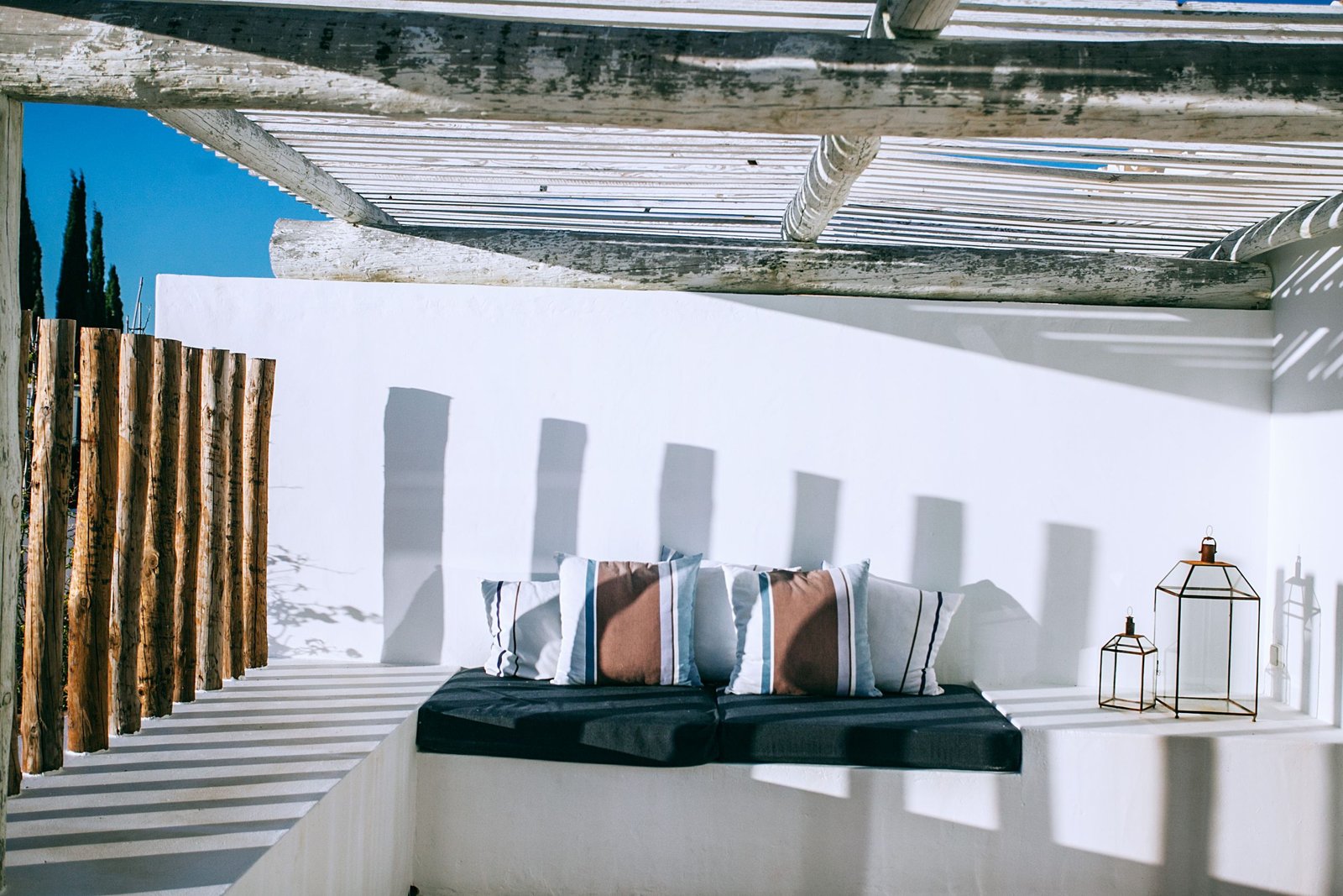 Rouleaux de tissus imperméables pour extérieur posés sur une terrasse, toile enduite et échantillons colorés.
